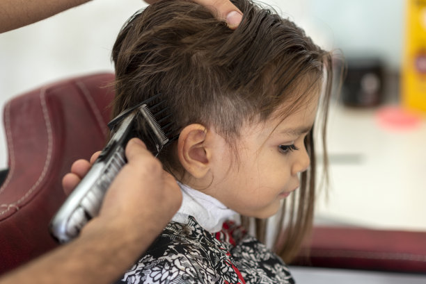 小男孩在发廊里图片下载