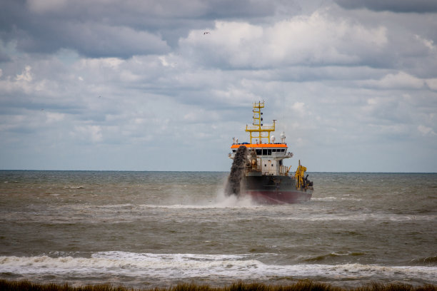 北海海岸的挖泥船图片下载