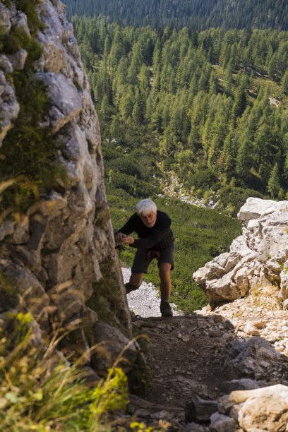 在斯洛文尼亚的特里格拉夫国家公园，一位老人正在爬陡峭的斜坡图片下载