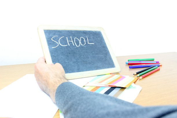 学校石板黑板上举起了一个男人的手图片下载