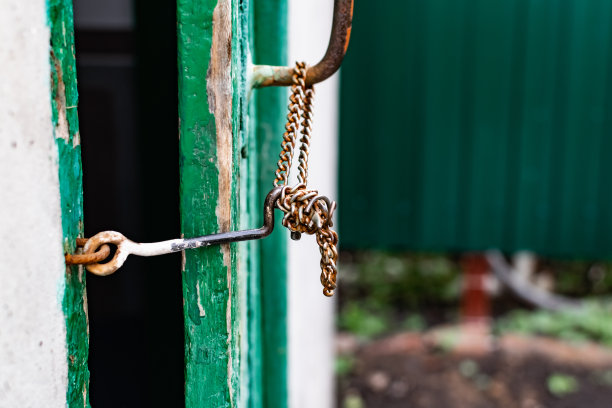老式门把手。生锈的金属锁和门闩。木质庭院防护装置图片下载