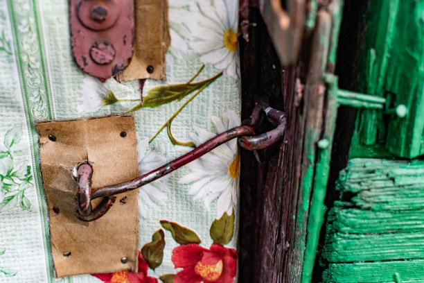 老式门把手。生锈的金属锁和门闩。木质庭院防护装置图片下载