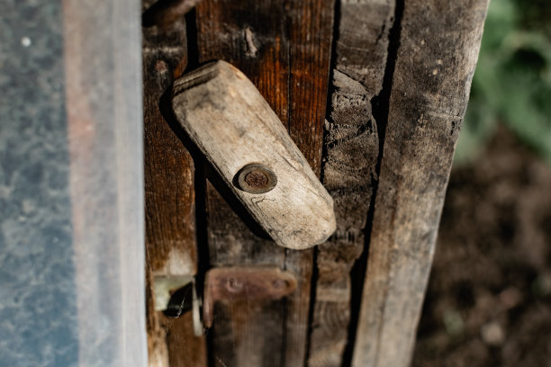 老式门把手。生锈的金属锁和门闩。木质庭院防护装置图片下载