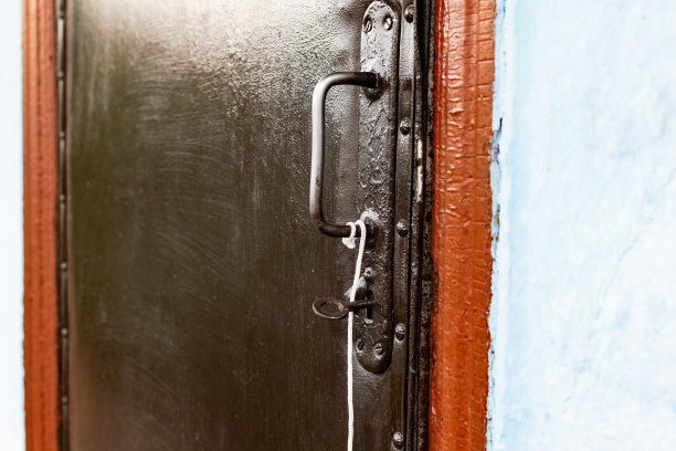 老式门把手。生锈的金属锁和门闩。木质庭院防护装置图片下载