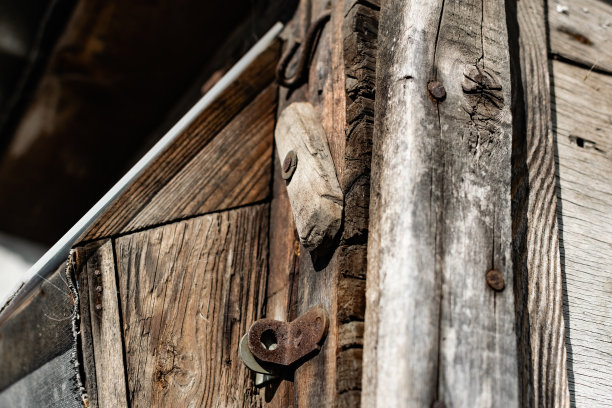 老式门把手。生锈的金属锁和门闩。木质庭院防护装置图片下载