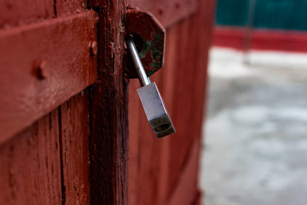 老式门把手。生锈的金属锁和门闩。木质庭院防护装置图片下载
