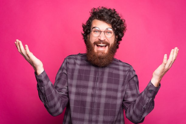 我不知道，照片上是一个戴着圆框眼镜的胡子男，不知道该选什么图片下载