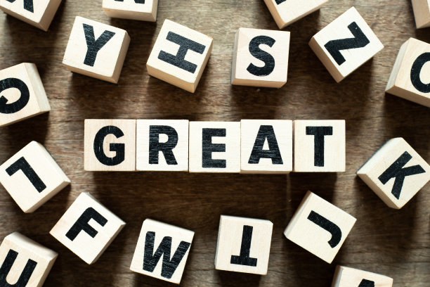 字母块在单词伟大与另一个木块在背景上图片下载