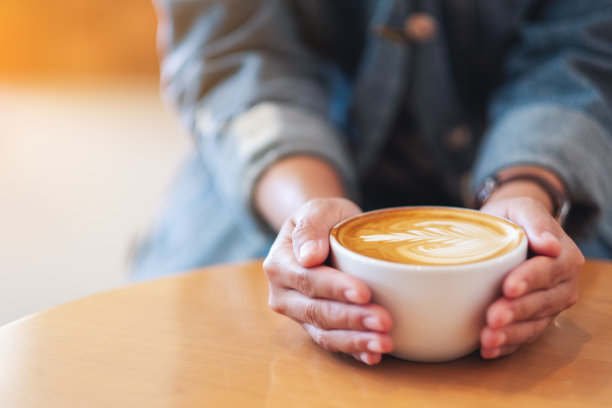 一个拿着白色咖啡的女人图片下载