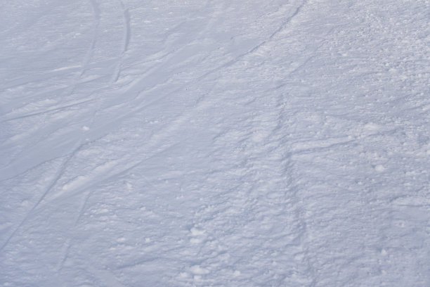 在一个阳光明媚的冬日里滑雪图片下载
