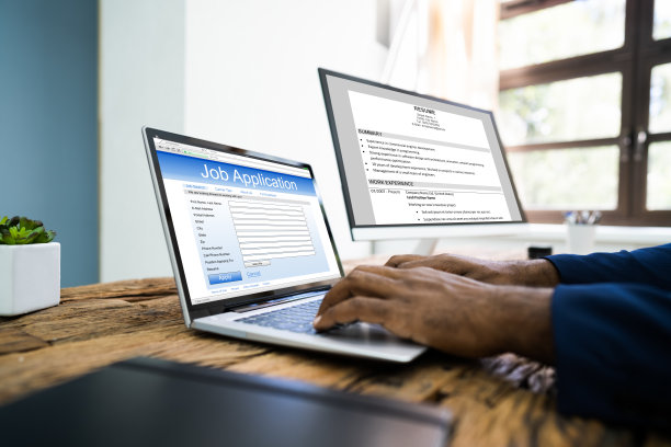 非裔美国员工阅读简历图片下载