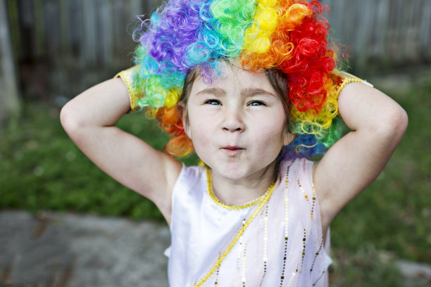 小女孩在外面玩小丑假发化装的特写图片下载