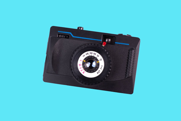 蓝色背景下的老式胶片摄影机。创造性的复古设计。时尚的配件。最小平。图片下载