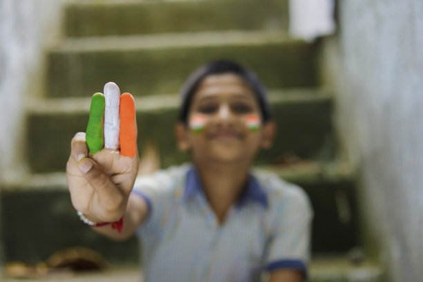 脸上挂着印度国旗的印度小孩图片下载