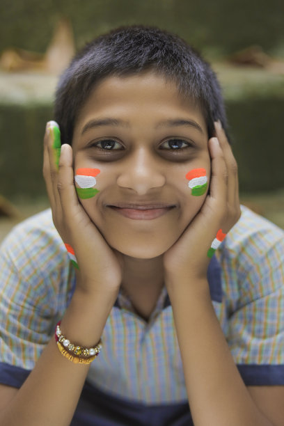 脸上挂着印度国旗的印度小孩图片下载