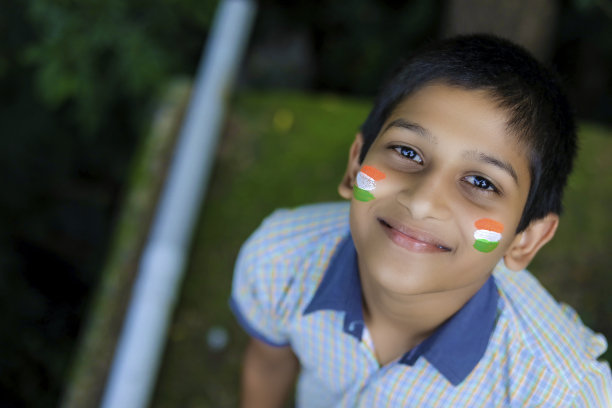 脸上挂着印度国旗的印度小孩图片下载
