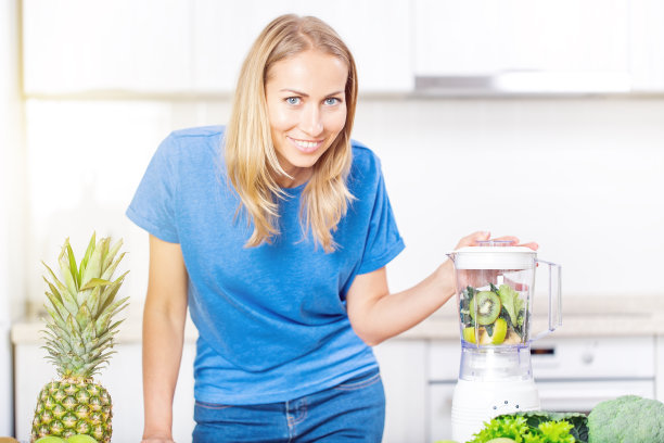 准备排毒水果奶昔在搅拌机图片下载