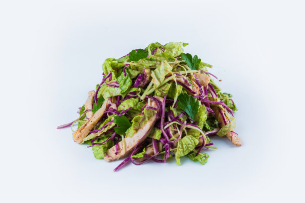 泛亚洲肉沙拉与鸡肉片，几种卷心菜，欧芹和沙拉混合孤立的背景。图片下载