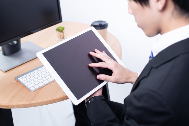 一个数字平板电脑在你的指尖图片下载