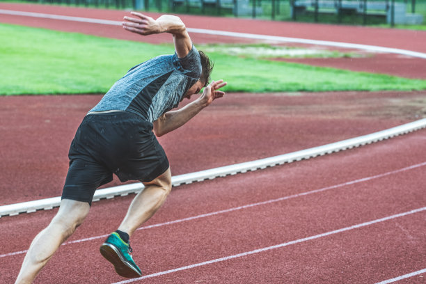 摇摆不定的跑步姿势图片下载