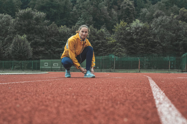 系鞋带图片下载