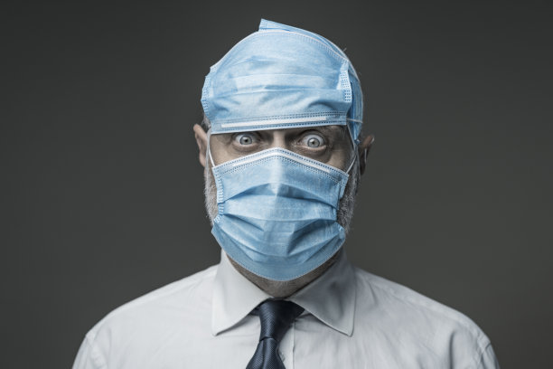 滑稽的商人戴着许多外科口罩图片下载
