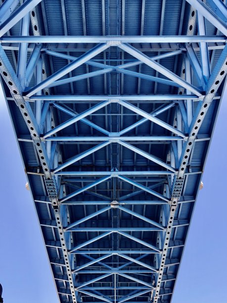 在蓝色的桥下，进入蓝色的天空图片下载