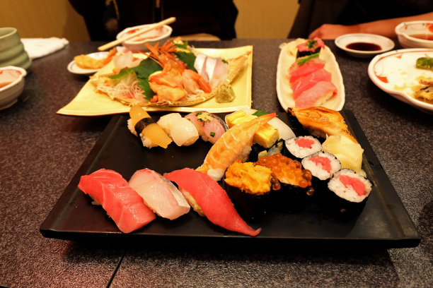 什锦寿司和生鱼片套装图片下载