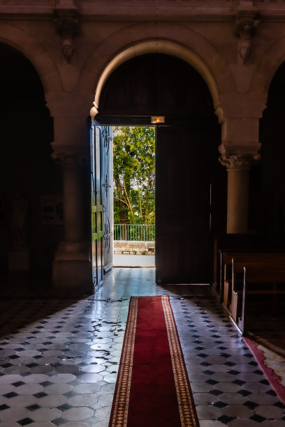 普罗旺斯里安村的教堂图片下载