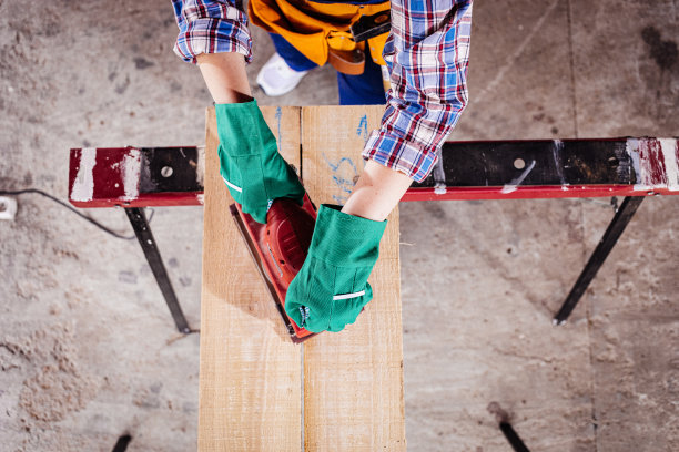 未知女木工磨板。图片下载