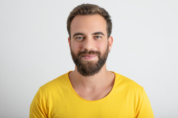 快乐年轻男性的肖像图片下载