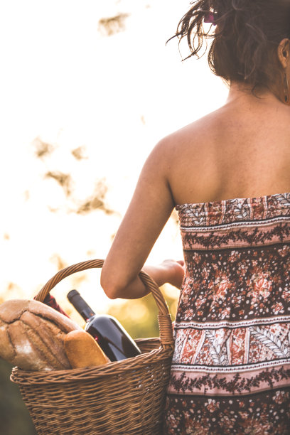 带着面包和酒去野餐的女人图片下载