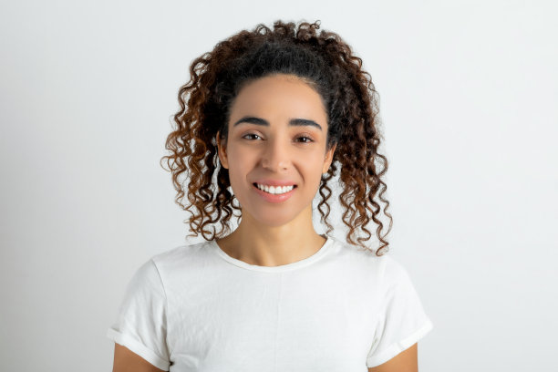 年轻开朗的女大学生肖像图片下载