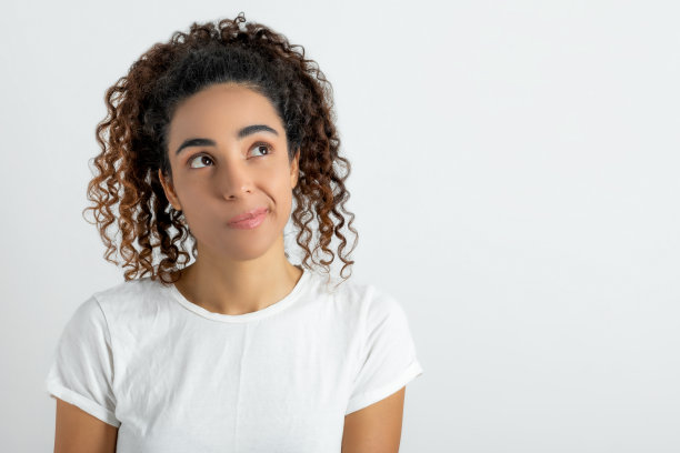 困惑的年轻女子图片下载