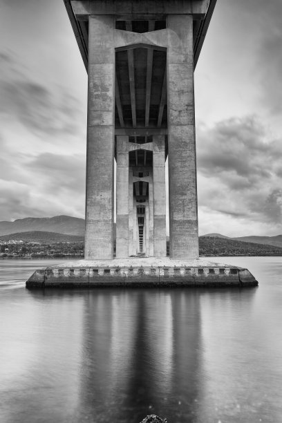 塔斯曼桥下垂直BW图片下载