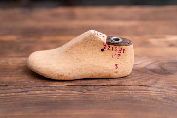 皮鞋和木鞋的皮革样品在深色的木桌上。图片下载