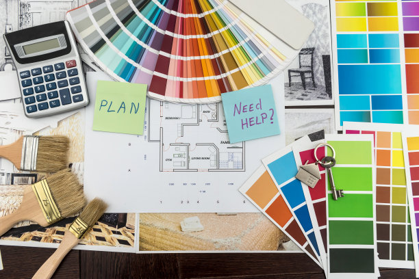 在办公室书桌上的房子草图和颜色样品和刷子。工作场所的建筑师图片下载