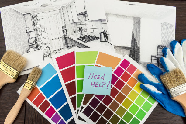 在办公室书桌上的房子草图和颜色样品和刷子。工作场所的建筑师图片下载
