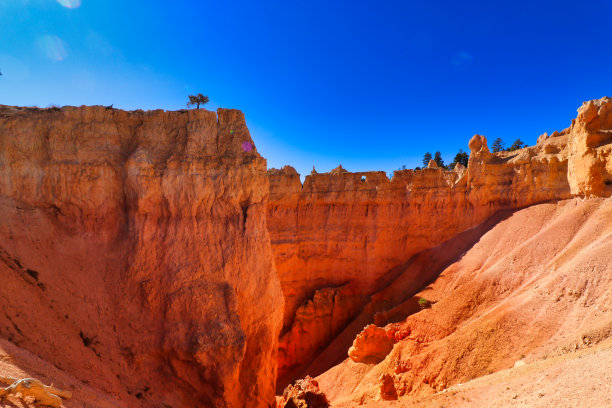 美国犹他州布莱斯峡谷国家公园奇妙的红色胡芦巴和明亮的光线图片下载