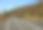 一条双车道的柏油路沿着山脊延伸，变成了一个风景如画的秋天山谷。图片下载