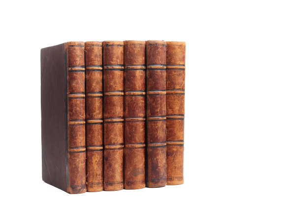 一堆孤立在白色背景上的旧书图片下载