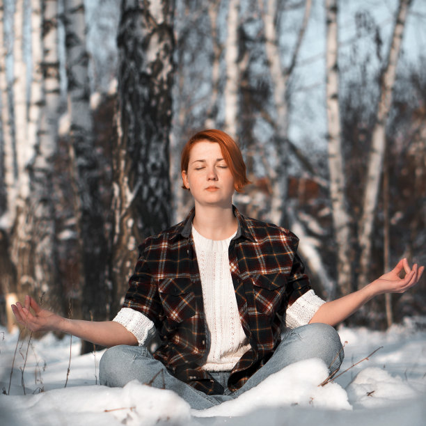 可爱的姜姑娘在冬天的森林里沉思。图片下载