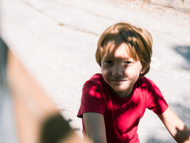 夏天，小男孩在户外玩耍图片下载