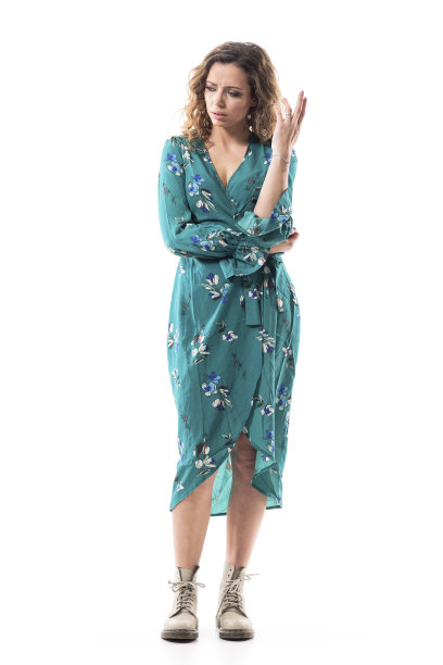 满腹狐疑的年轻女子低下头，用手比划着。图片下载