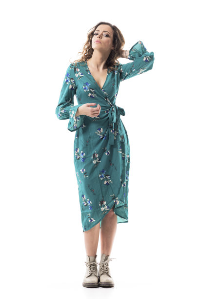 认真忙碌的年轻女子正准备抚摸头发，看着相机像镜子一样。图片下载