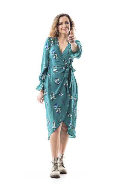 自信成功的年轻女子微笑着竖起大拇指赞赏的手势图片下载