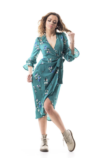 女人的体贴年轻漂亮的女人向下看旋转的头发。图片下载