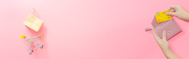 购物和支付的概念从女人手里拿着钱包和使用信用卡支付。网络横幅的尺寸。图片下载