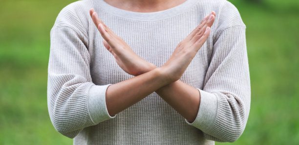 一个女人双手交叉做手势图片下载