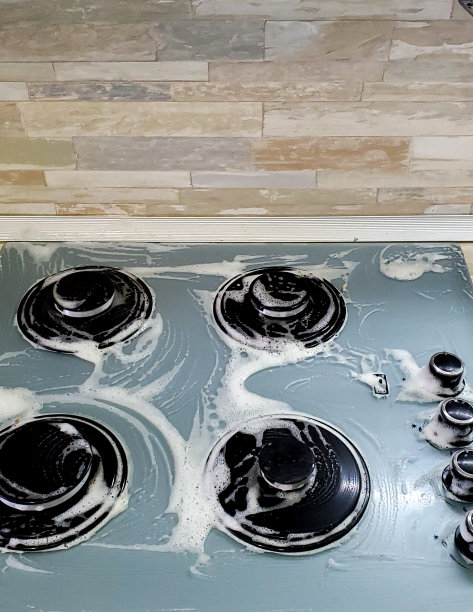 煤气炉顶部表面的洗涤剂泡沫图片下载